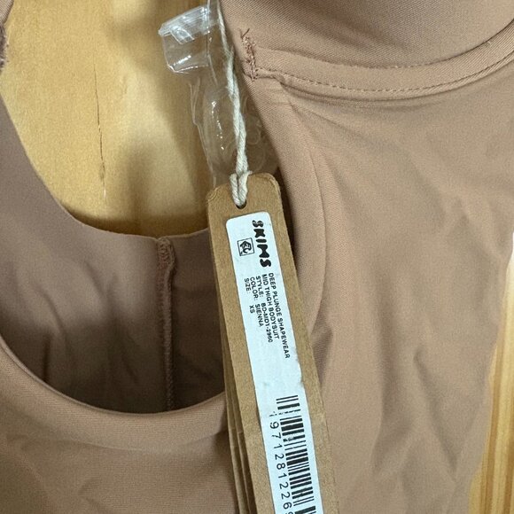 Skims deep plunge shapewear mid-thigh bodysuit sienna color xs - Picture 3 of 6